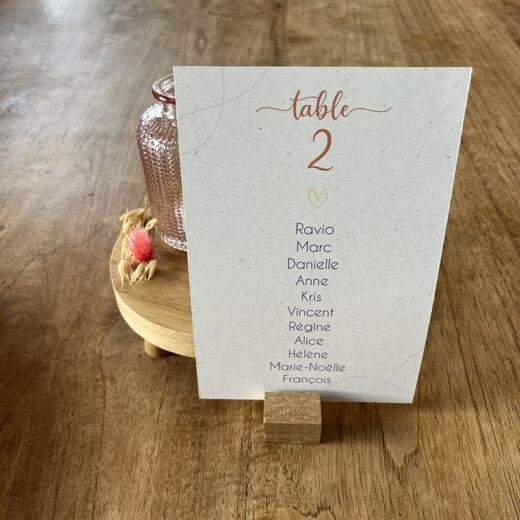 Plan de table de mariage sous forme de petits cartons de la collection colorée et intemporelle "Komodo"